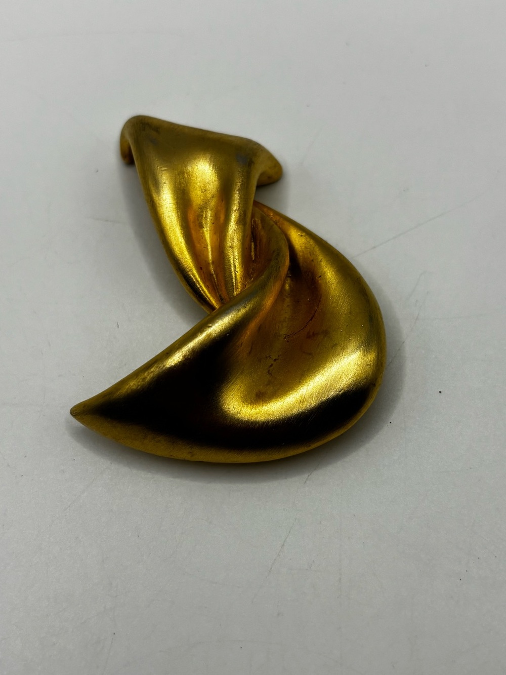 Vintage Minimalist Abstract Folded Ribbon Brooch – Matte Gold Tone - Picture 6 of 11